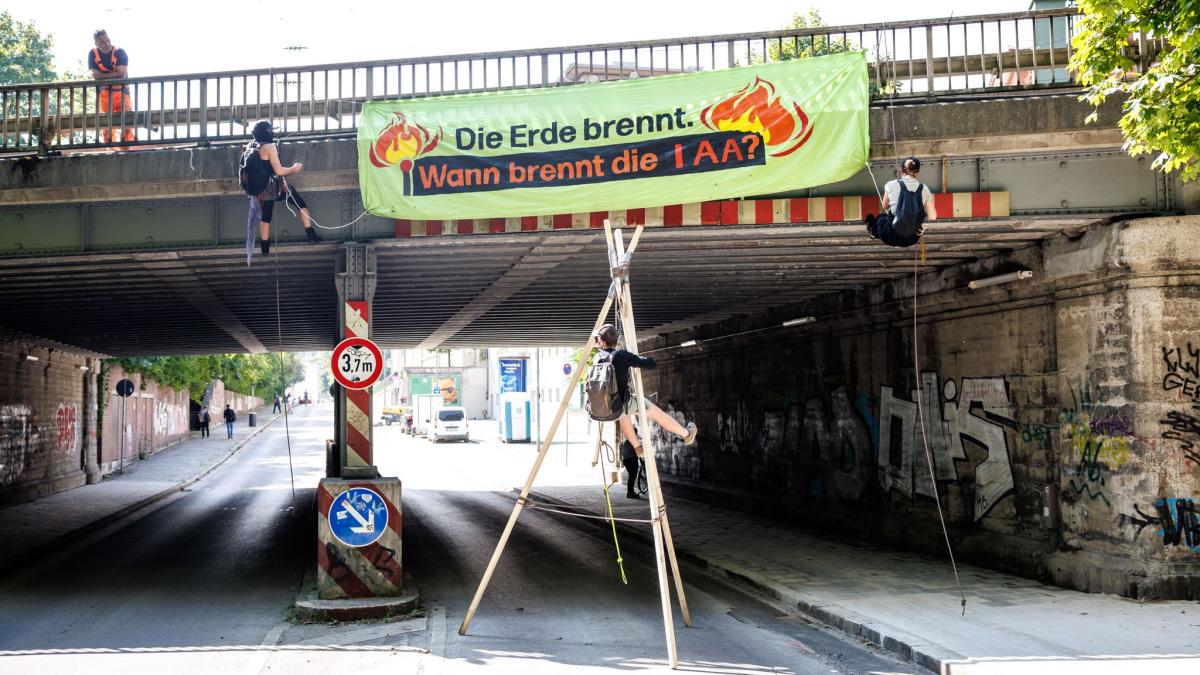 #München: IAA-Proteste: Symbolische Hausbesetzung und Straßenblockade