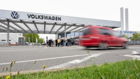 Blick auf das Tor von Volkswagen Sachsen am Standort Zwickau. Der VW-Konzern will sein künftiges Modell Trinity dort produzieren.