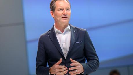 Der VW-Markenchef Thomas Schäfer begründet die Einstellung des Modells Up mit neuen Regeln für die Cybersecurity in Neuwagen.