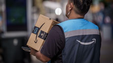 Ein Amazon-Bote liefert ein Paket in Manhatten aus.