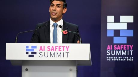 Rishi Sunak, Premierminister von Großbritannien, spricht während der Abschlusspressekonferenz beim KI-Sicherheitsgipfels in Bletchley Park.