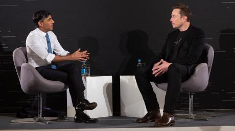 Rishi Sunak (links), Premierminister von Großbritannien, spricht beim internationalen KI-Gipfel mit Elon Musk, CEO von Tesla und SpaceX.