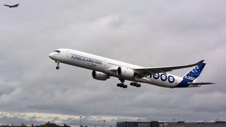 Ein Airbus A350-1000 hebt ab.