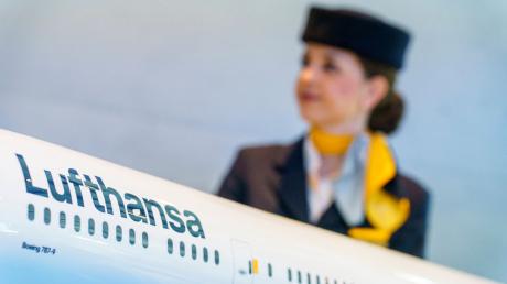 Die Flugbegleitergewerkschaft Ufo fordert 15 Prozent mehr Geld für die Kabinenbeschäftigten der Lufthansa.