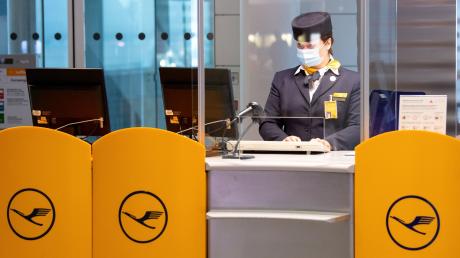 Eine Mitarbeiterin der Lufthansa bereitet an einem Gate am Flughafen München das Boarding für einen Flug vor. Verdi fordert mehr Geld für das Bodenpersonal. (Archivbild)