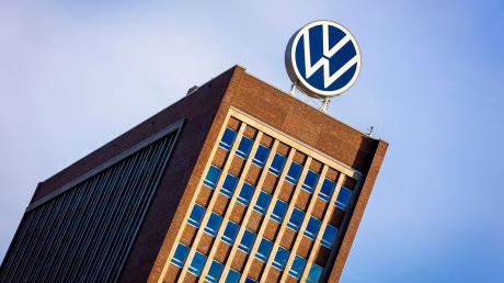 Das Markenhochhaus im Volkswagen Stammwerk in Wolfsburg. Der Autobauer hat sich nach monatelangem Ringen mit dem Betriebsrat auf Eckpunkte eines milliardenschweren Sparprogramms geeinigt.