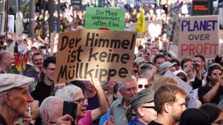 Protestzug von Fridays for Future in der Hamburger Innenstadt. Klimafreundliches Verhalten ist den Menschen in Deutschland weniger wichtig, als noch in den letzten Jahren.