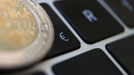 Mit dem digitalen Euro «hätten Verbraucherinnen und Verbraucher die Möglichkeit, neben Banknoten und Münzen auch eine digitale Form von Zentralbankgeld zu nutzen», sagt die EZB.
