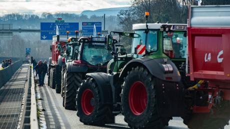 Protest auf der Autobahn: Französische Landwirte gehen seit Monaten für eine bessere Bezahlung und gegen steigende Kosten auf die Straße.