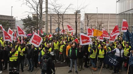 Verdi drohte mit längeren Streiks, falls der Lufthansa-Vorstand sein bisheriges Tarifangebot für das Bodenpersonal mit rund 25.000 Beschäftigten nicht deutlich nachbessere.