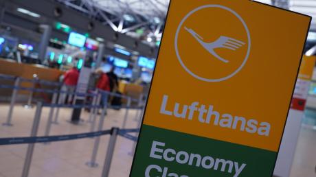 Passagiere am Check-in-Bereich der Lufthansa im Terminal 2 am Flughafen in Hamburg.