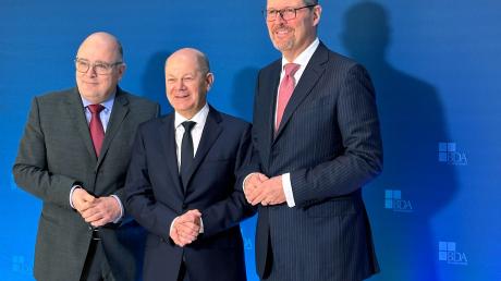 BDA-Hauptgeschäftsführer Steffen Kampeter (l-r), Bundeskanzler Olaf Scholz und Arbeitgeberpräsident Rainer Dulger in Berlin.