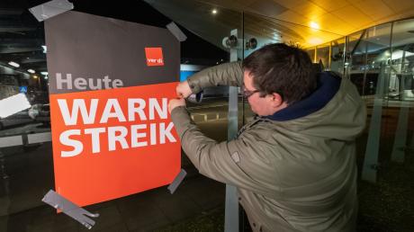 Streikende hängen Plakate mit der Aufschrift «Warnstreik» bei der Lufthansa Technik auf. Mit erneuten Warnstreiks gleich mehrerer Berufsgruppen legt die Gewerkschaft Verdi am Donnerstag und Freitag wichtige Teile des deutschen Luftverkehrs lahm.