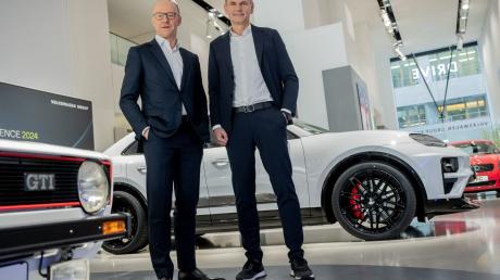 VW-Konzernchef Oliver Blume (r.) erläutert auf der Jahrespressekonferenz die Ergebnisse für 2023.
