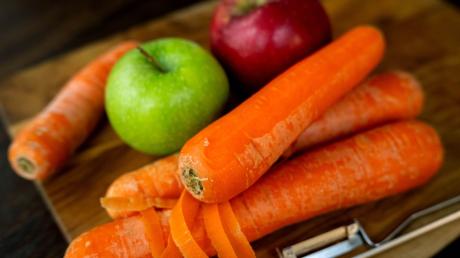 Welche Ernährung ist bei Demenz sinnvoll? Obst und Gemüse sollten auf jeden Fall regelmäßig gegessen werden.