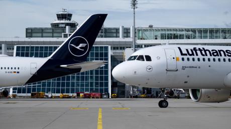 Flugzeuge der Lufthansa am Flughafen München.