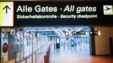 Nach mehreren Warnstreiks an deutschen Flughäfen soll heute eine Schlichtung für die privaten Luftsicherheitskräfte mit Hans-Henning Lühr (SPD) beginnen.