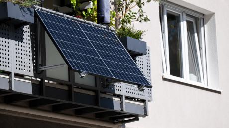 Stecker-Solaranlagen für den Balkon können die eigene Stromrechnung senken. Ihre Zahl ist zuletzt stark gestiegen. In einigen Städten im Landkreis Augsburg gibt es für die Anschaffung eine finanzielle Unterstützung.