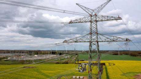 An neuen Strommasten nahe des Umspannwerkes Conneforde in Niedersachsen finden Bauarbeiten statt.