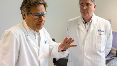 Bundeswirtschaftsminister Robert Habeck besichtigt in Darmstadt das Biotechnologie-Unternehmen Zedira, rechts dessen Gründer Martin Hils.
