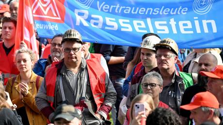 Bei Thyssenkrupp gibt es Ärger: Die IG Metall hat die Mitarbeiter der Stahlsparte zu einer Demonstration aufgerufen. Grund ist der Deal des Unternehmens mit einem Milliardär. 
