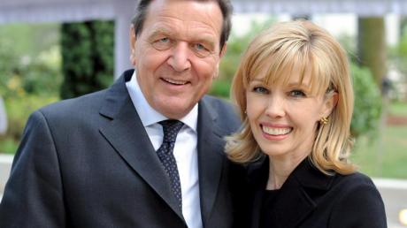 Altkanzler Gerhard Schröder und seine Frau Doris Schröder-Köpf. Während sie jetzt Politik macht  kümmert er sich um die Kinder.   