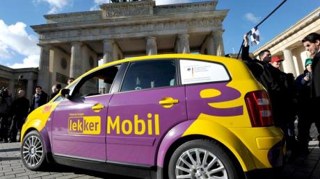 Elektroauto vor dem Brandenburger Tor, Symbolbild, dpa
