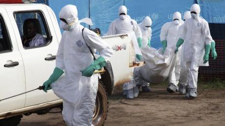 In Westafrika wütet eine Ebola-Epidemie. In den USA ist eine Diskussion darüber entbrannt, wie mit infizierten Amerikanern umzugehen ist.