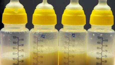 Eine Frau aus Augsburg mischte in die Babymilch für ihren neugeborenen Enkel Antibiotikum. Sie kam wegen versuchter gefährlicher Körperverletzung vor Gericht.