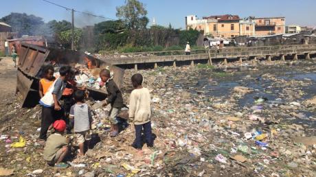 Die Gefahr bleibt: Kinder spielen in einem Armenviertel von Antananarivo (Madagaskar) im Müll.