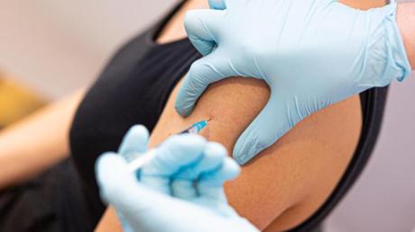 Eine Frau lässt sich gegen Covid-19 impfen. Am 29. Januar findet wieder eine Sonderimpfaktion bei Segmüller in Friedberg statt. 