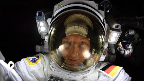 Der deutsche Astronaut Matthias Maurer posiert für ein Selfie während eines Außeneinsatzes an der Raumstation ISS.
