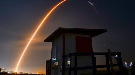 Eine Rakete der Raumfahrtfirma SpaceX startet in Florida mit einem «Dragon»-Frachter zur Internationalen Raumstation (ISS).
