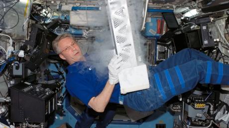 Der deutsche Astronaut Thomas Reiter an Bord der Internationalen Raumstation ISS: Hier hantiert er mit Teilen einer Laborgefriereinrichtung.