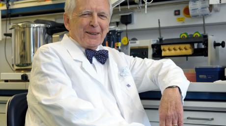 Der deutsche Krebsforscher Harald zur Hausen sitzt in einem Labor im Deutschen Krebsforschungszentrum (DKFZ) im Jahr 2008.