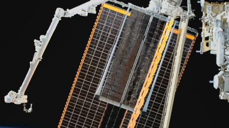 Blick auf die neu installierten und entfalteten Solarpanele an der Internationalen Raumstation ISS.
