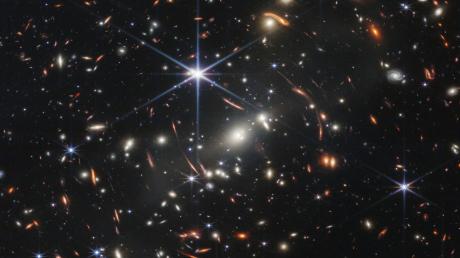 Der Galaxienhaufen SMACS 0723, aufgenommen mit dem «James Webb»-Teleskop. Die US-Raumfahrtbehörde Nasa hat den ersten Jahrestag des Beginns der wissenschaftlichen Arbeit des «James Webb»-Teleskops gefeiert.