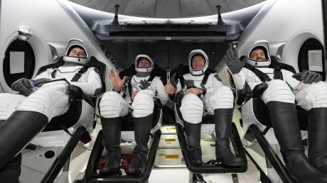 Der Roskosmos-Kosmonaut Andrej Fedjajew(l-r), der NASA-Astronaut Warren «Woody» Hoburg, der NASA-Astronaut Stephen Bowen und der Astronaut Sultan al-Nijadi aus den Vereinigten Arabischen Emiraten in einer SpaceX-Kapsel an Bord des SpaceX-Bergungsschiffs Megan.