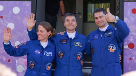 Astronautin Loral O'Hara und ihre Kosmonauten-Kollegen Oleg Kononenko und Nikolai Chub vor dem Start des Raumschiffs.