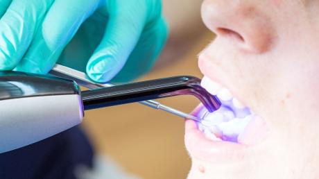 Die Kriminalpolizei Ingolstadt hat eine Zahnarztpraxis durchsucht.