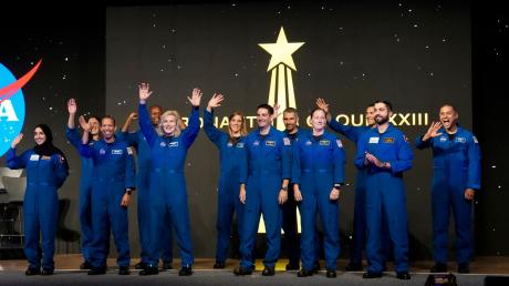 Die Astronauten der Nasa-Absolventengruppe XXIII winken der Menge zu, während sie bei der Abschlussfeier im Johnson Space Center in Houston vorgestellt werden.