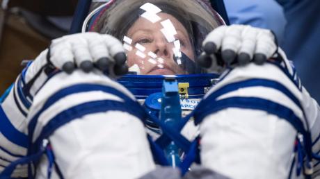 Die Nasa-Astronautin Tracy Dyson lässt den Druck ihres Sokol-Anzugs überprüfen.